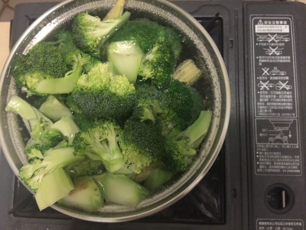 水裡加點鹽，水煮花椰菜和玉米筍，滾個5分鐘瀝乾（備用）