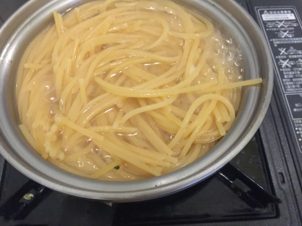 水滾後水中加點鹽、油，將義大利麵放入鍋內，包裝袋寫幾分鐘就煮幾分鐘，我這包兩人份義大利麵要煮12分鐘～煮好瀝乾備用

✨誠摯建議，煮義大利麵鍋子要大一點，不要太小，因為義大利麵會吸水，鍋子太小麵沒辦法舒展開會結鍋底！