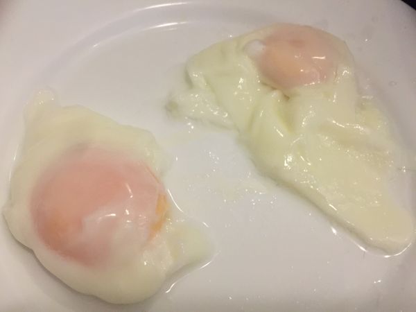 將煮麵水倒掉，重新放水加鹽，水滾後轉小火煮水波蛋，一定要小火，因為火太大蛋會不能凝的漂亮，如果怕不好凝固，可以在水中加一點醋！煮好瀝乾備用