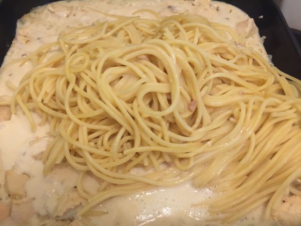 加入燙熟的義大利麵，再倒入第二次200g的醬➕200g的水，等醬滾