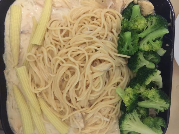 放入燙好的花椰菜和玉米筍和100g牛奶，稍微拌一下～