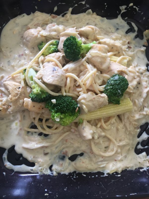 全部的食材都吸附濃郁的白醬，即可起鍋擺盤～