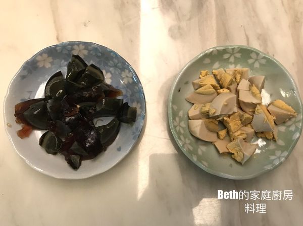 金、銀蛋去殼切小塊，加入粥中