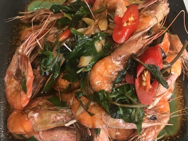 藍蝦先洗淨瀝乾水分、老薑去薄片、蒜頭拍碎去皮、辣椒去斜片、九層塔留嫩梗，倒少許沙拉油爆老薑爆乾、倒黑麻油+拍碎蒜頭一起爆香，倒蝦炒變色+調味料炒到入味+辣椒+九層塔拌勻即可