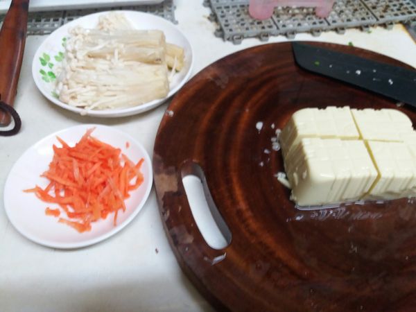 胡蘿蔔刨絲備用，雞蛋豆腐切成12塊
，金針菇洗淨去蒂頭。