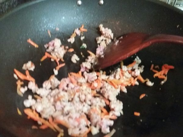 餘油炒香胡蘿蔔絲跟絞肉至快熟