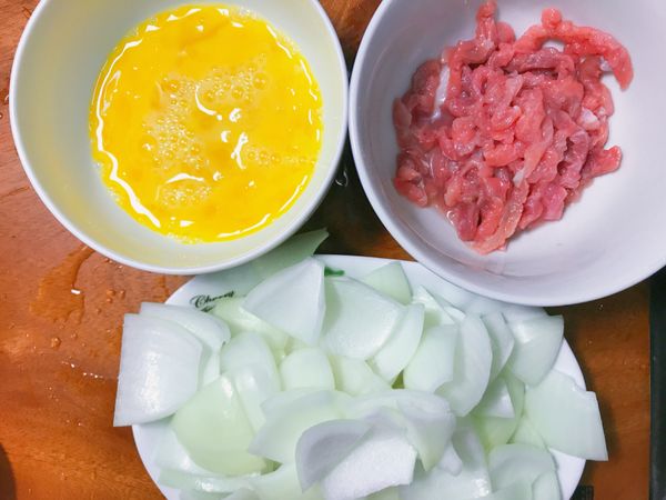 蒜頭：切碎或切片皆可。
雞蛋：打勻。
洋蔥：切塊剝成片。
肉絲：
用適量的鹽與白胡椒粉及1湯匙味霖醃製備用。