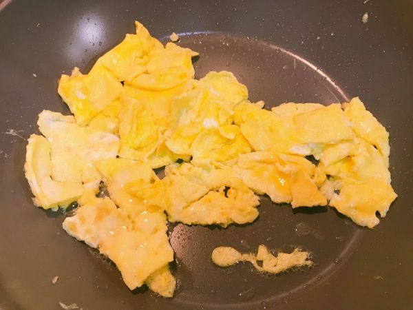 把蛋切碎，裝盤備用。