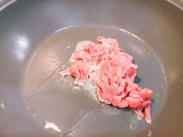 炒鍋熱油後翻炒肉絲。