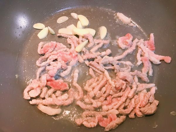 放入蒜頭一起炒香。