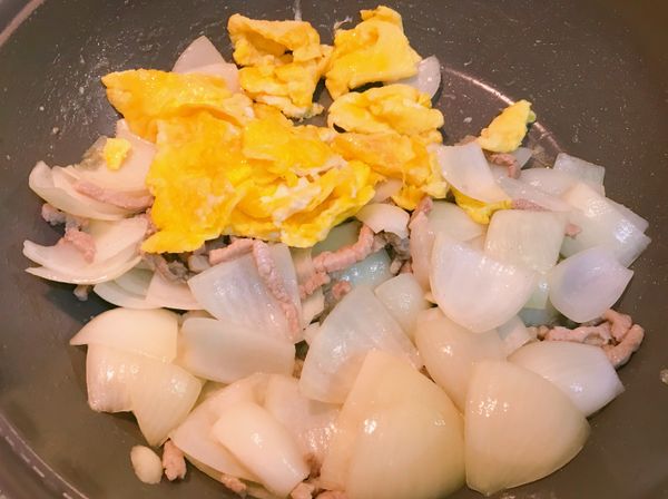 洋蔥炒熟後加蛋及1湯匙醬油膏翻炒。

（如果洋蔥炒太乾可以加一點點水炒，但一定要收汁，不然會太濕。）