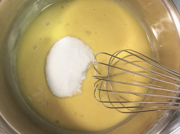 先將蛋黃打散後加入砂糖攪拌均勻