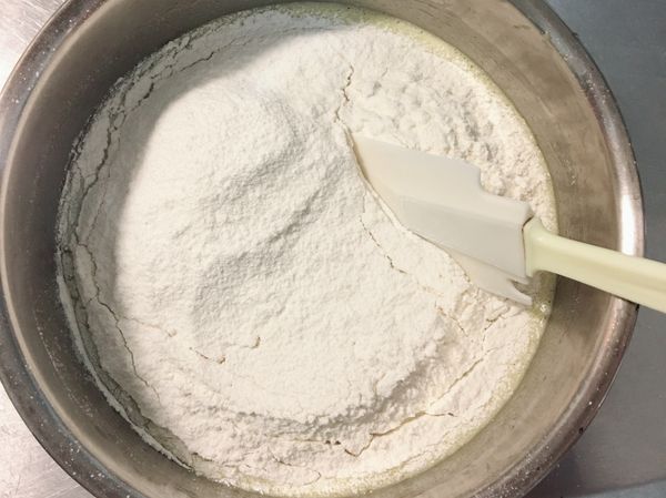 麵粉及泡打粉過塞，這時換成切拌刀攪拌