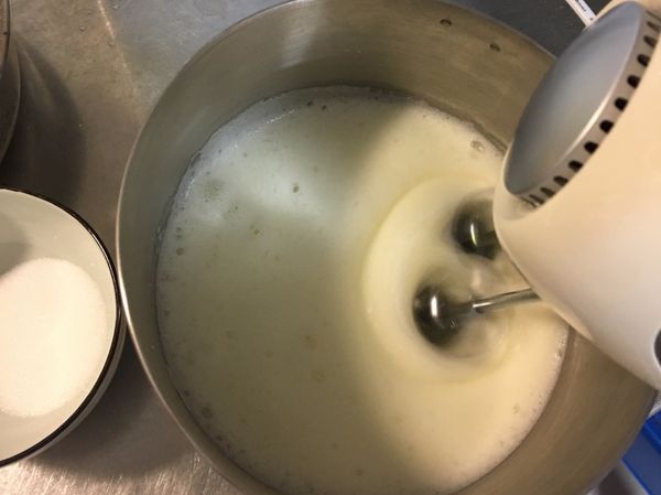 之後將剩下的砂糖分兩次倒入攪拌