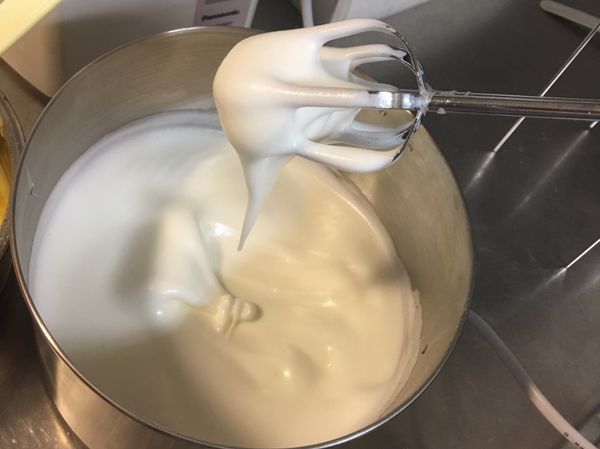 將蛋白打成濕性發泡狀，蛋白成滴狀垂著不會落下即完成