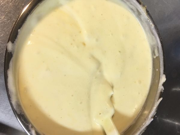 之後將剩餘的蛋白在倒入麵糊攪拌均勻，一樣要同方向唷