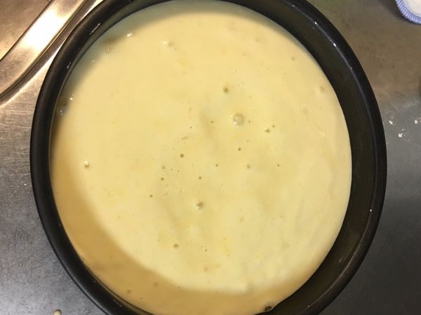 將拌勻好的麵糊倒入蛋糕烤模，送入烤箱前要先將整個烤模由上而下敲一下唷！讓氣泡出來才會烤的漂亮唷
烤箱請先預熱，溫度為170度