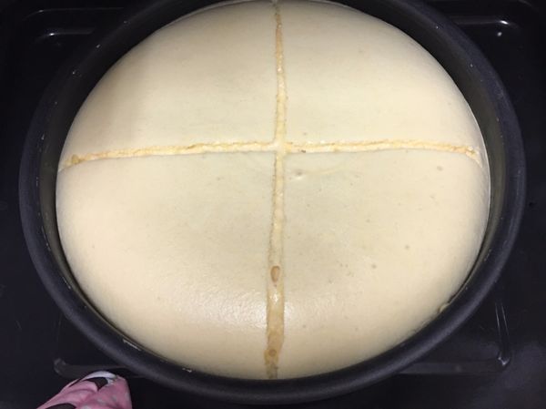 蛋糕烤大約10分後，表面微硬時用竹籤劃十字