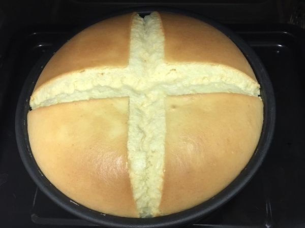 先畫十字的用途是因為蛋糕再烤的過程中會膨脹，這樣上方的蛋糕體會裂的比較漂亮