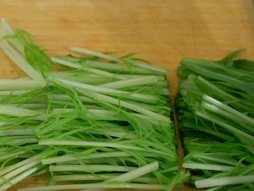 京水菜切段(約3cm)、洋蔥切細絲、小番茄切1/4