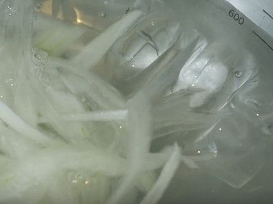 洋蔥放入冰水中，浸泡10分鐘(去除辣味)