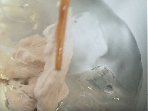 豬肉片放入熱水中燙熟，讓入冰水中，冰鎮後，用廚房紙巾將豬肉水分稍微吸乾