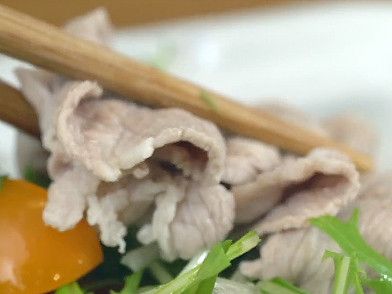 將蔬菜攪拌均勻，放上豬肉片，搭配著沾醬(醬汁)一起享用