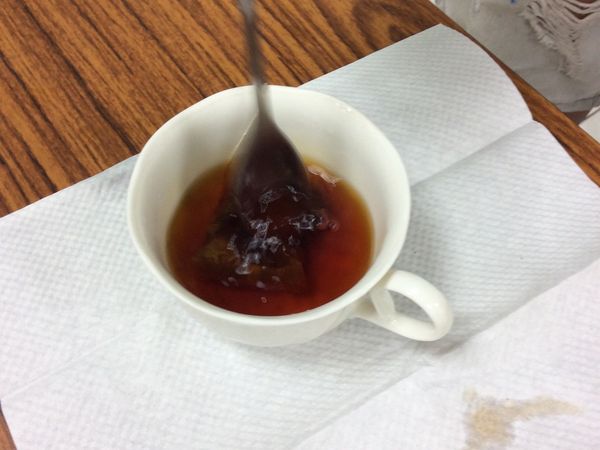 用吧叉匙慢慢的壓將紅茶汁取出