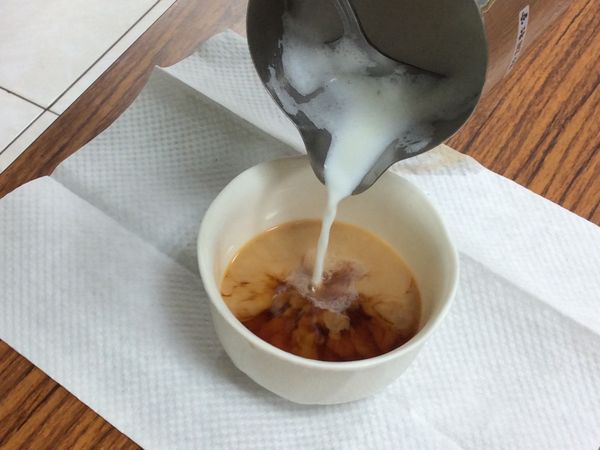 倒入牛奶至紅茶杯中