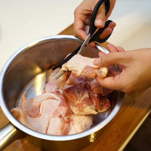 將每片雞腿排分切成8塊、小番茄對半切、蒜頭切小丁備用。