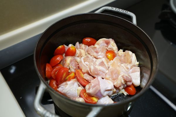 放入雞肉塊一起煮。