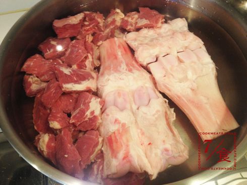 把牛腩塊和大骨放進鍋中，加入覆蓋約一公分的冷水，大火加熱。