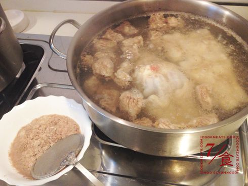 水煮滾後，剛剛的雜質會全部浮上水面，要全部撈掉。調小火，煮至牛腩開始軟化，大概1個半到2個小時吧。