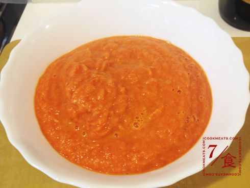 一顆洋蔥隨便切，中火炒至熟透，約5-7分鐘，加進去蒂切塊的番茄，去皮切片的薑、冰糖和一顆檸檬的汁，煮至番茄變成糊，約20分鐘，用果汁機打碎後備用。