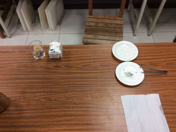 調製飲料前準備的：紅茶包一包、
牛奶一瓶、糖包一包