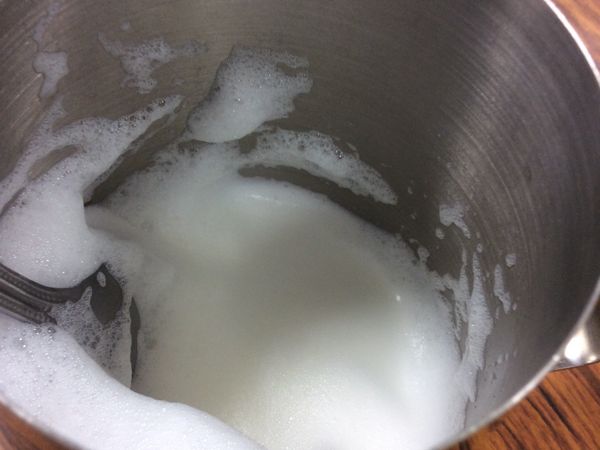 將牛奶加熱到奶泡產生