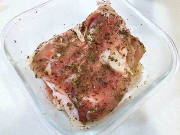 用醃料醃製雞腿排。