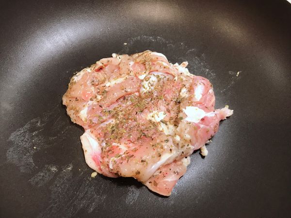 用不沾鍋、無油煎雞腿排，雞皮面先煎。