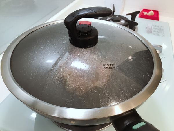 蓋上鍋蓋，小火悶煎。