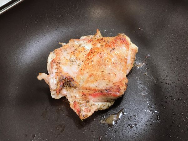 煎到雞皮金黃色、酥脆再翻面煎，蓋上鍋蓋。一樣要煎到恰恰再起鍋喔！