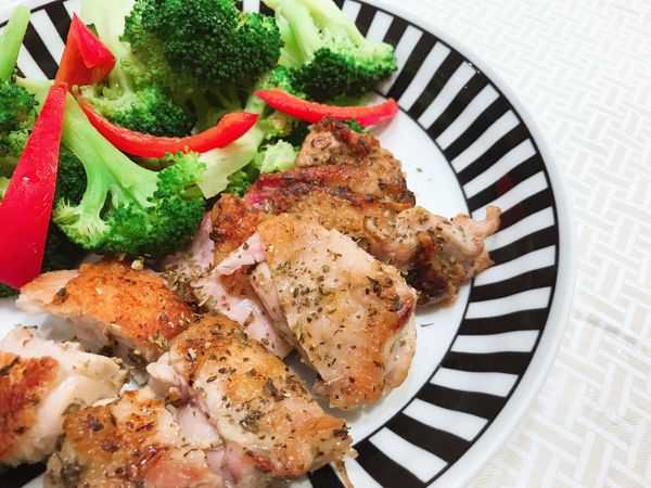 全熟起鍋、切塊、撒上義式香草粉，開動！