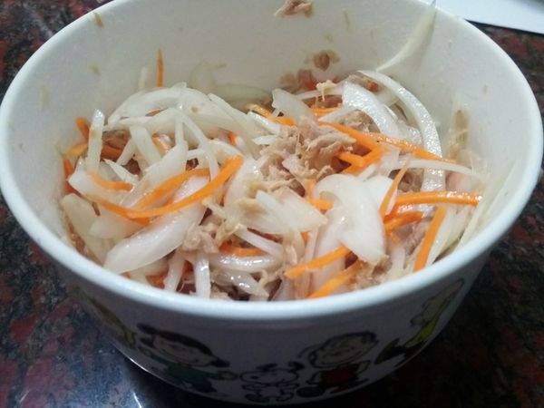 將洋蔥 紅蘿蔔切絲泡水