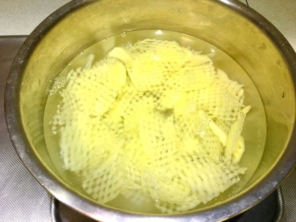先泡入水中約30分後撈出
（讓澱粉質釋出）
再放入熱水中川燙至熟後
（用小火 火太大影響脆感）