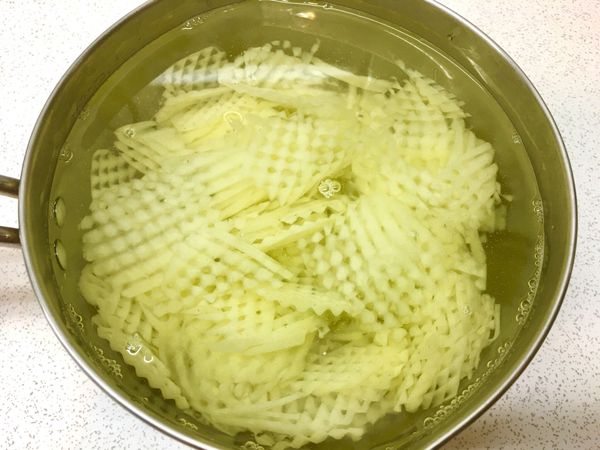 撈出馬鈴薯
泡於冰水中