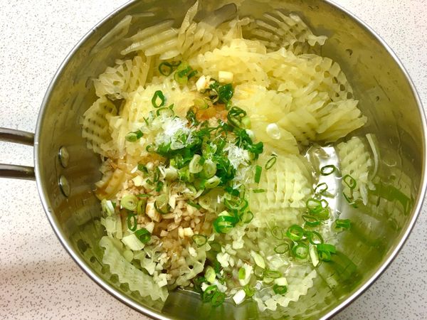 撈出馬鈴薯濾乾水份後
加入所有醃製材料
再攪拌均勻