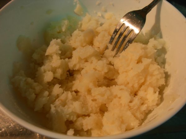 將馬鈴薯蒸熟壓成泥。