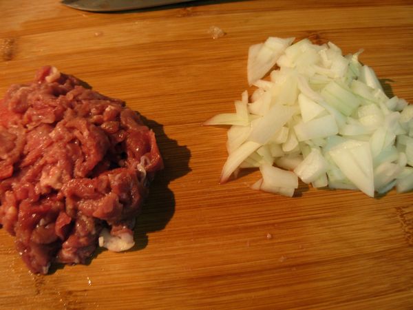 將洋蔥切段、牛肉切小塊( 絞肉比較細，比較沒口感 )。