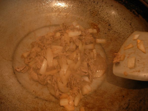 熱鍋將洋蔥炒軟後再加入牛肉、醬油拌炒。