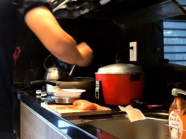 將雞胸以適量的鹽、胡椒調味