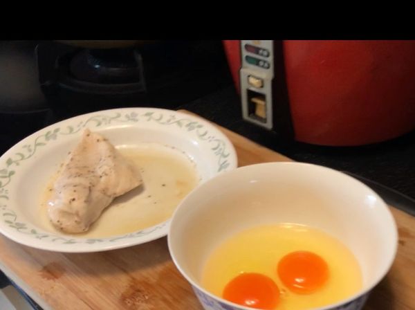 把雞胸放入電鍋蒸